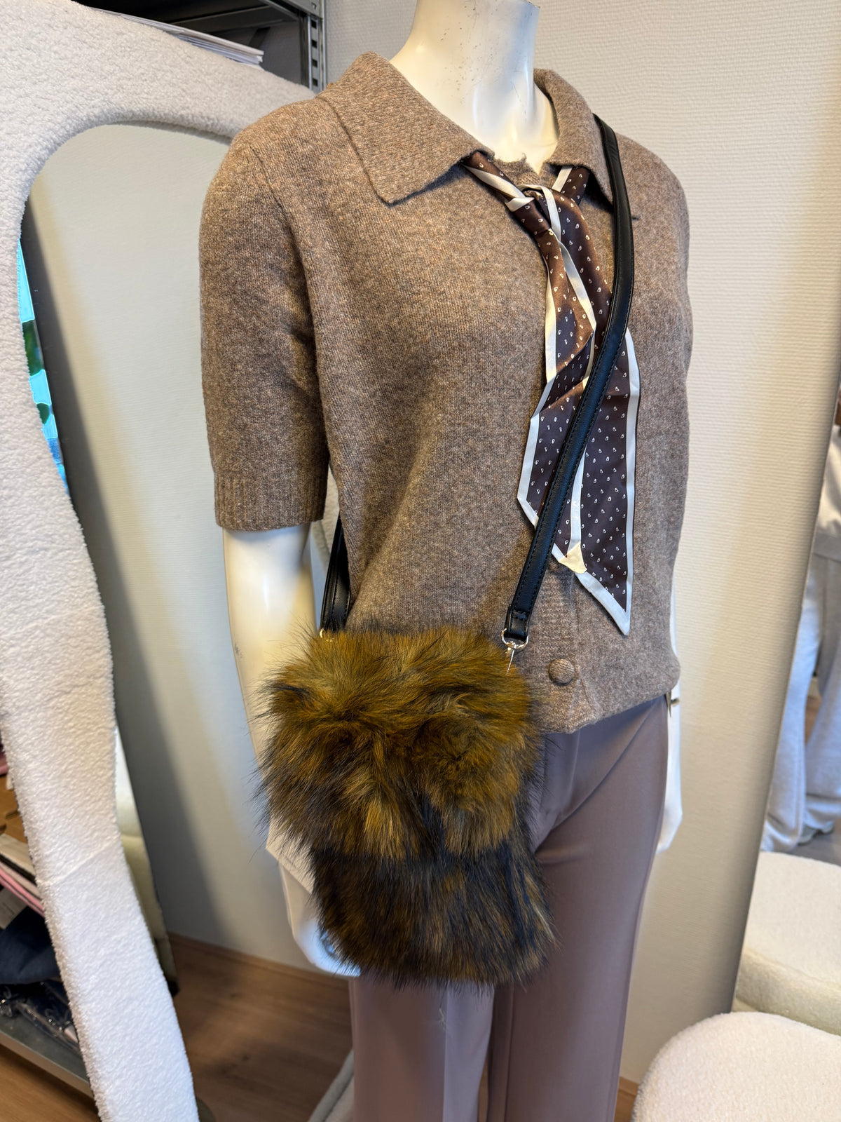 Faux fur telefoon tas bruin/zwart met zwarte strap