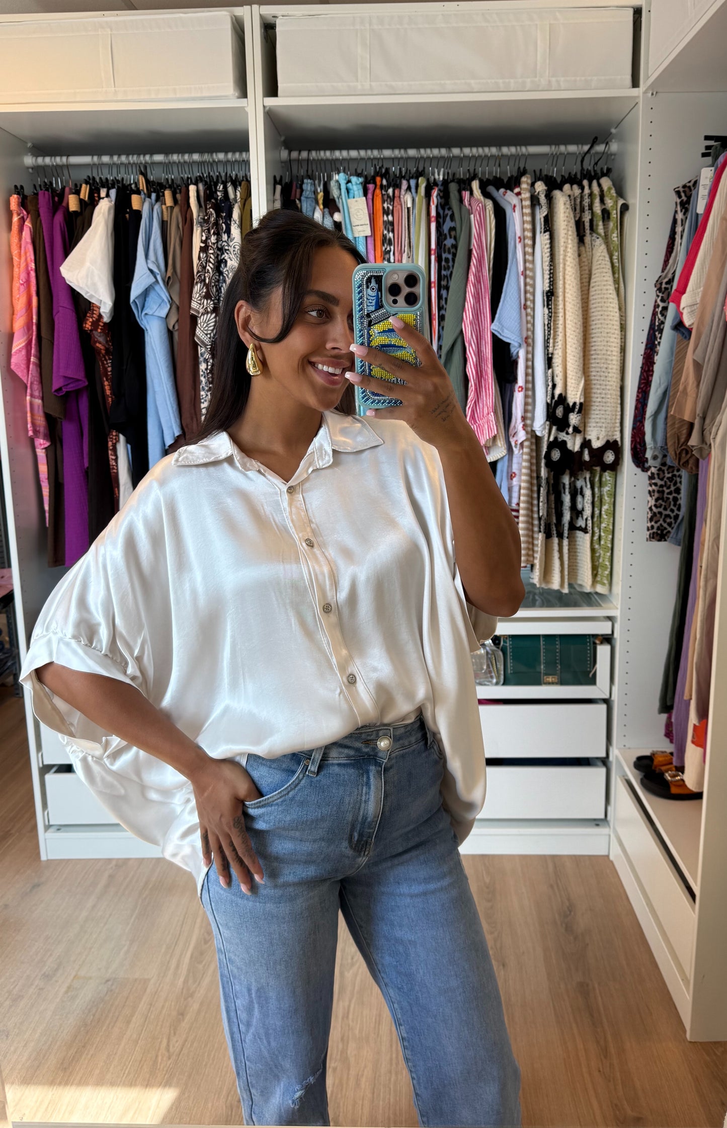 Blouse satijn met vlindermouwen en strass knopen wit