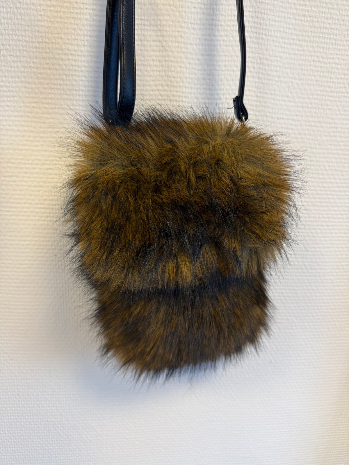 Faux fur telefoon tas bruin/zwart met zwarte strap