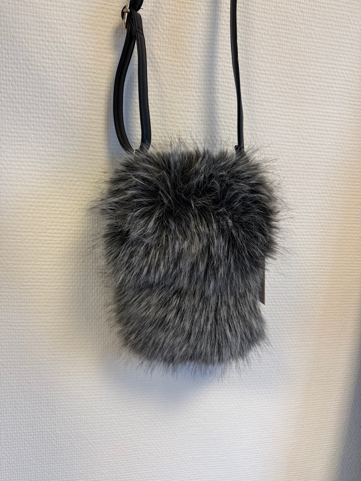 Faux fur telefoon tas zwart/wit met zwarte strap