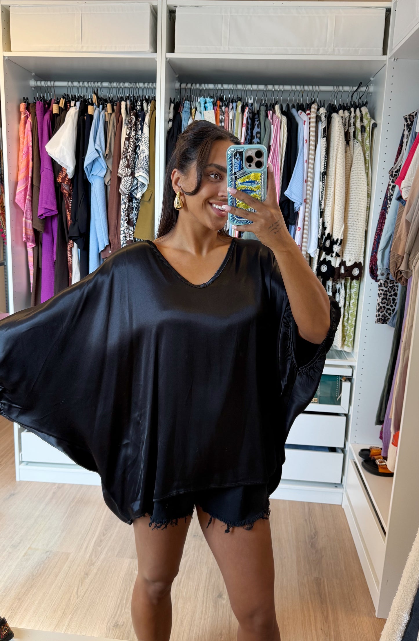 Blouse satijn met vlindermouwen en v hals zwart