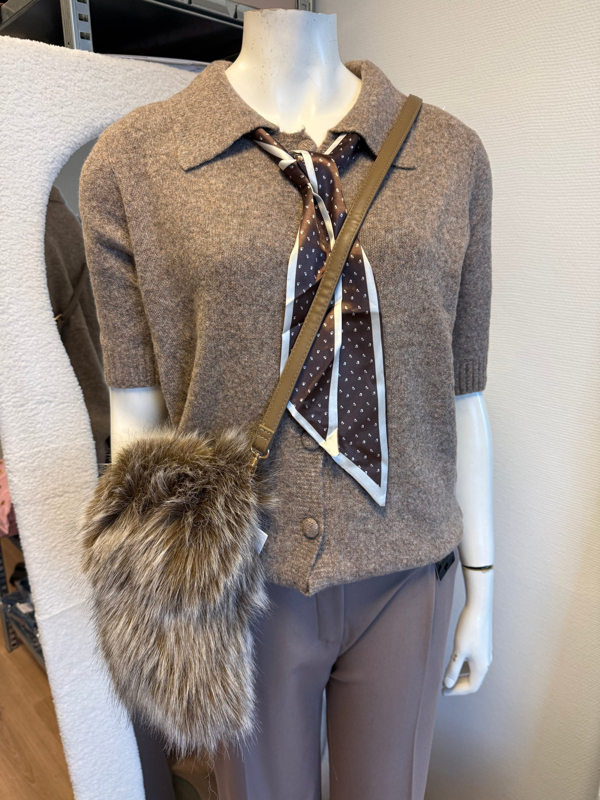 Faux fur telefoon tas bruin/wit met bruine strap