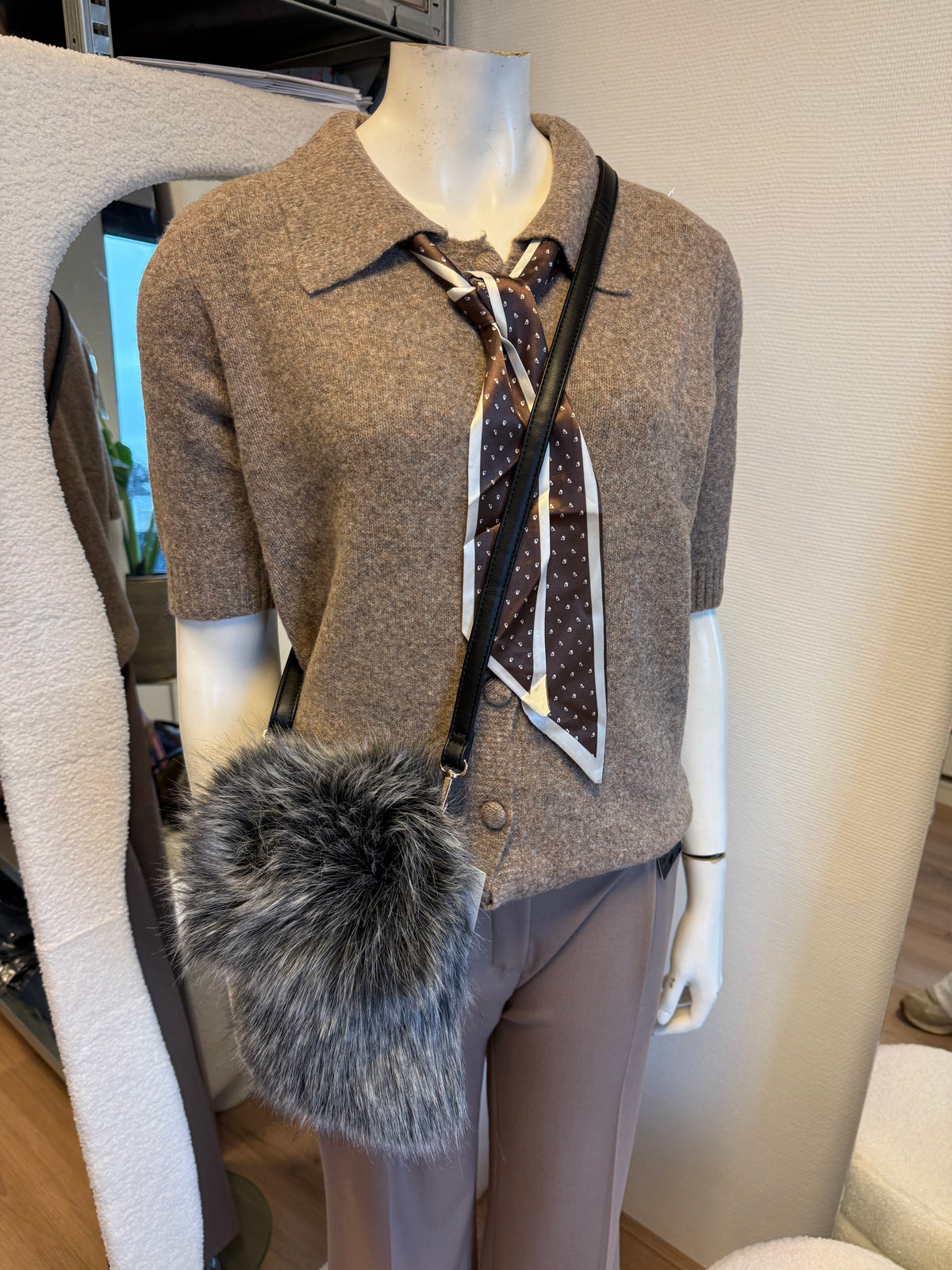 Faux fur telefoon tas zwart/wit met zwarte strap