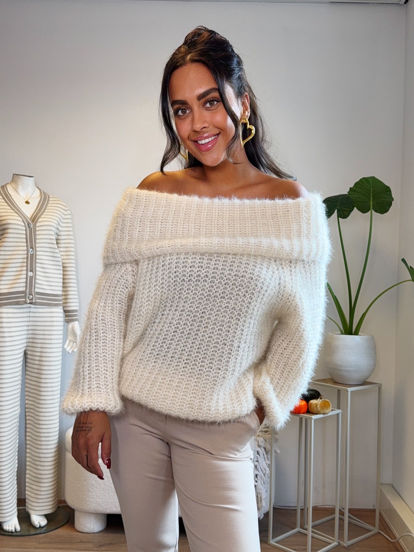 Amber off-shoulder knit offwhite