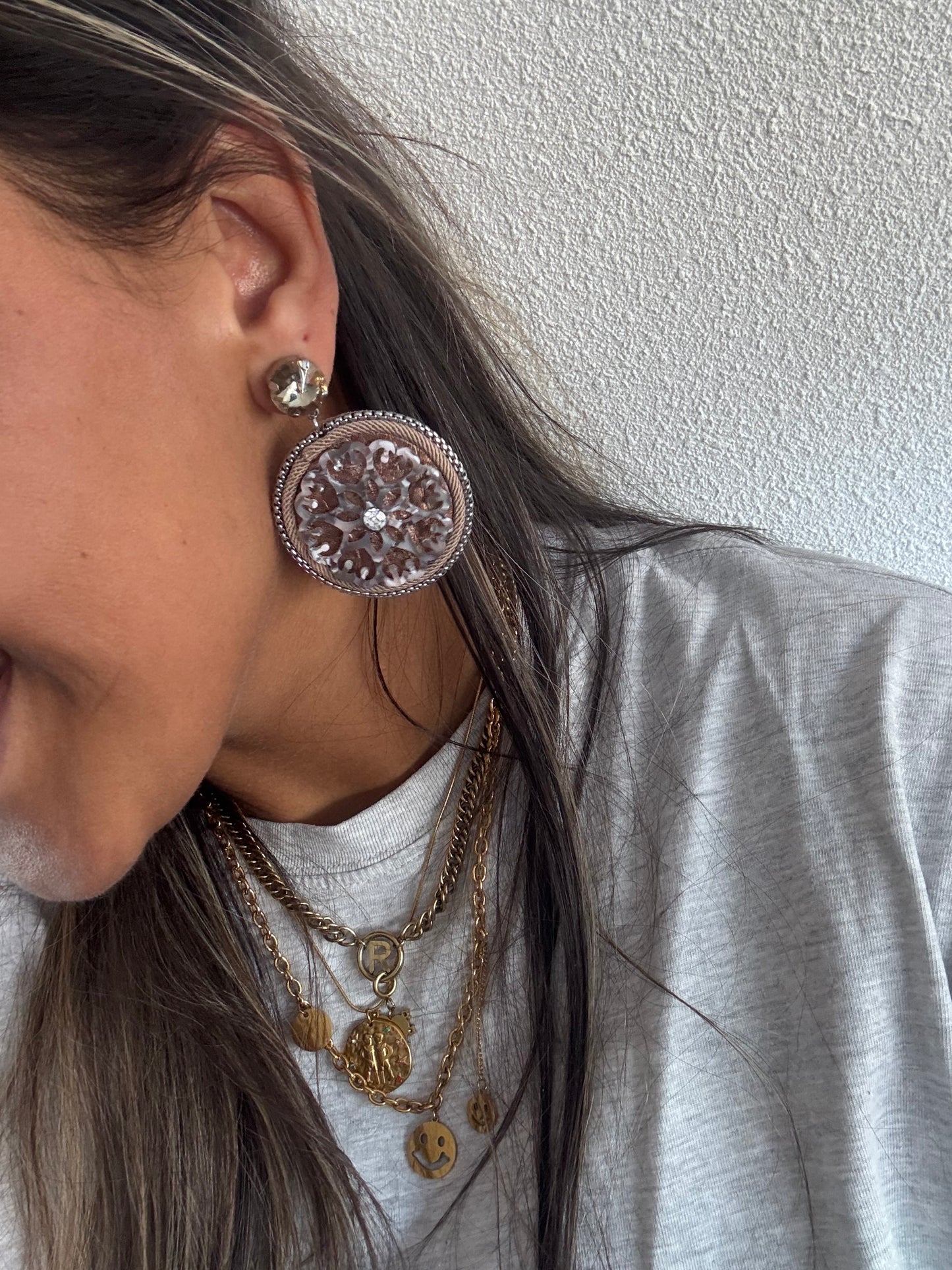 Earrings round beige
