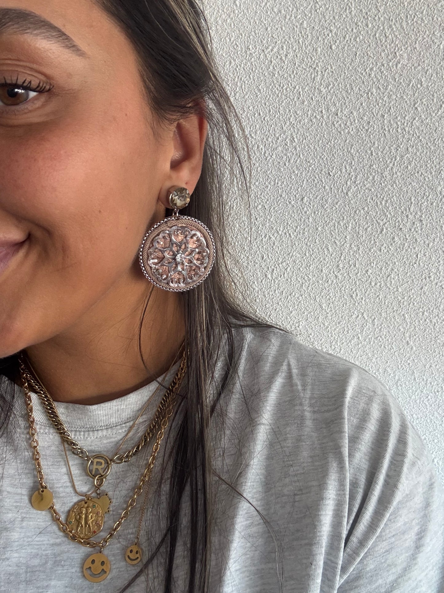 Earrings round beige