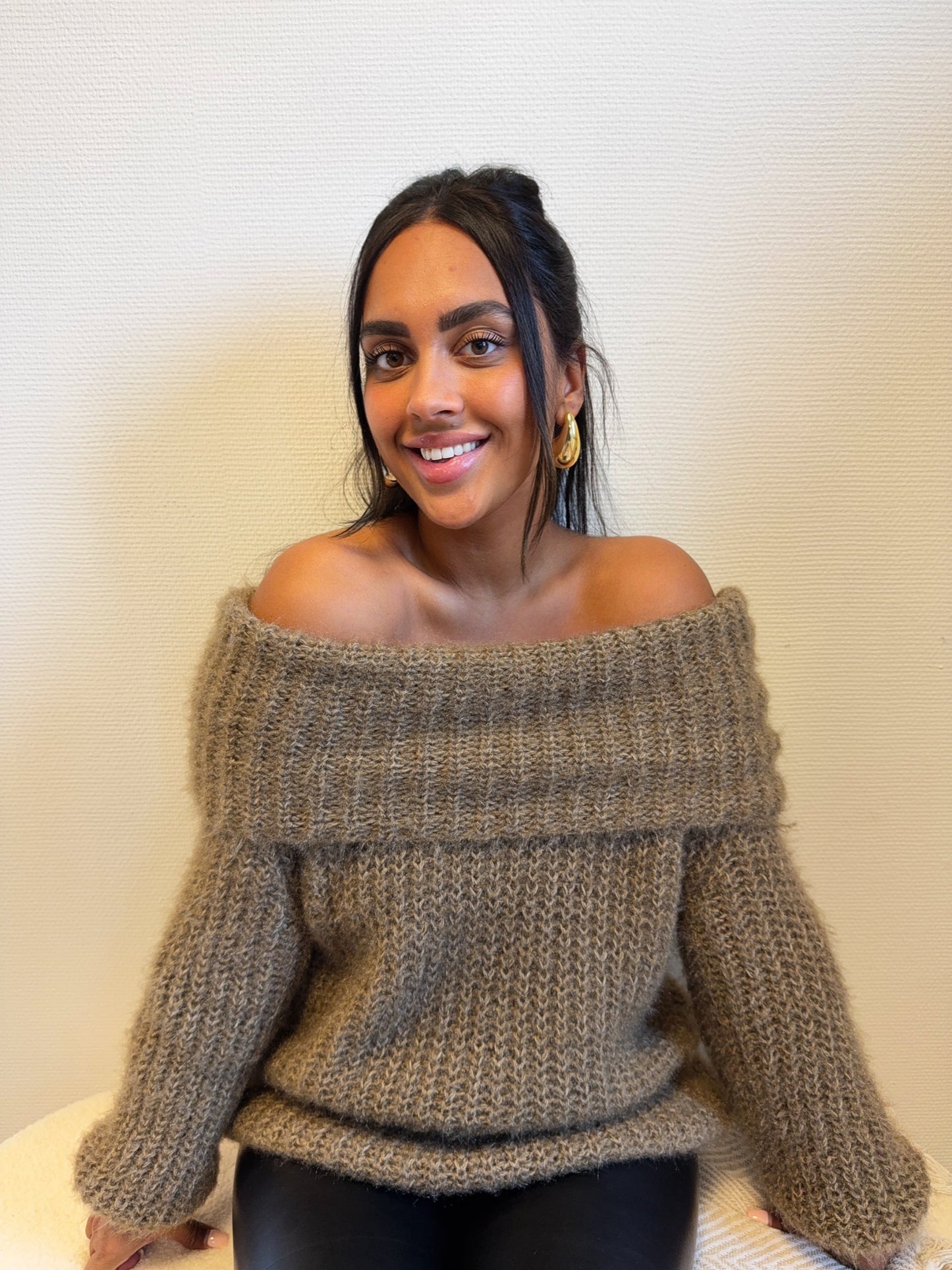 Amber off-shoulder knit taupe