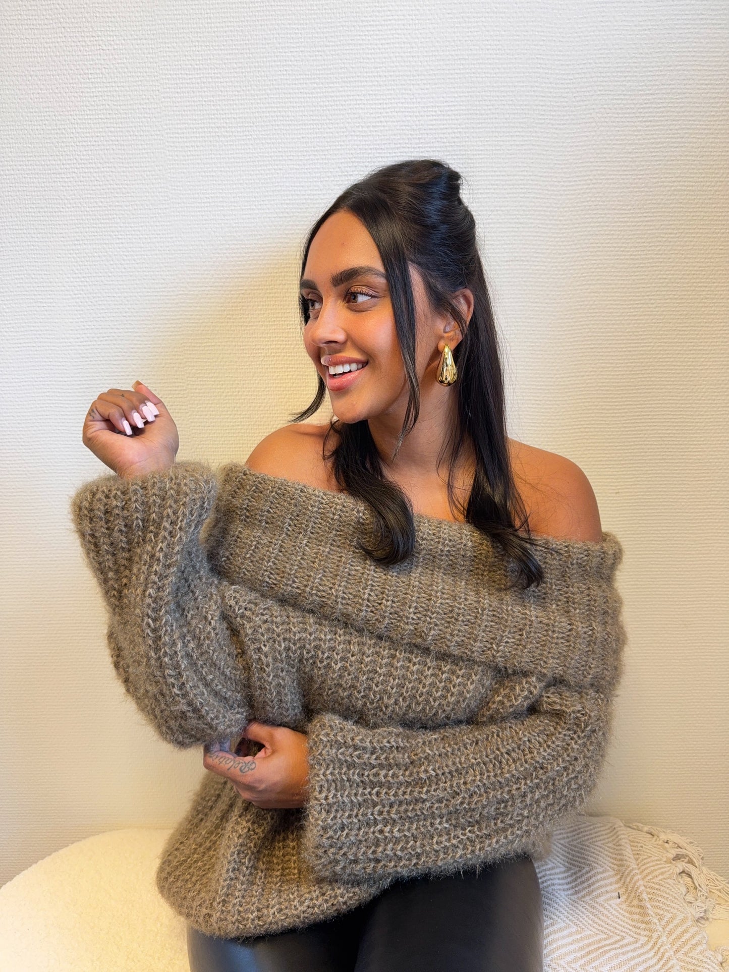 Amber off-shoulder knit taupe