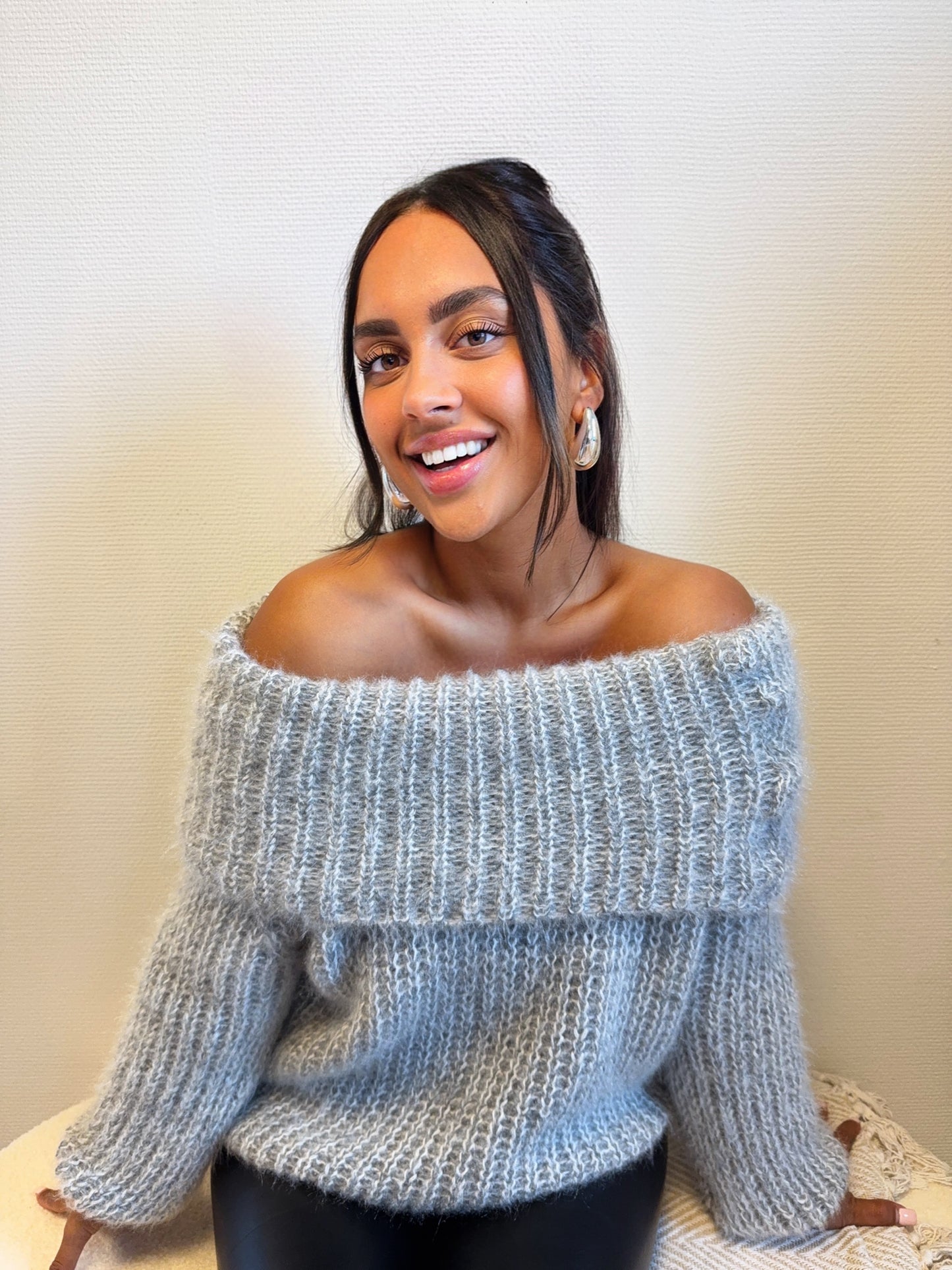 Amber off-shoulder knit grey