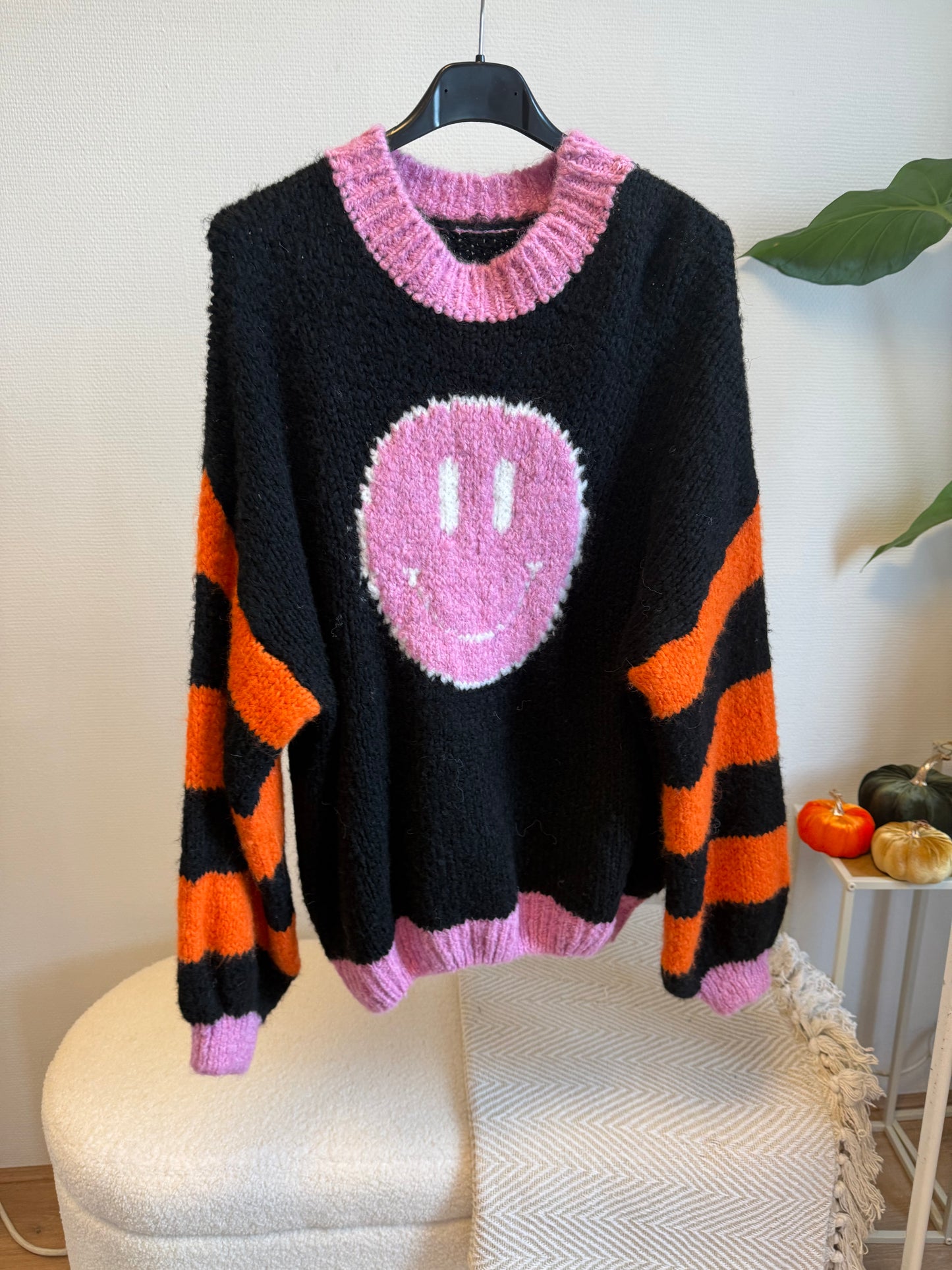 Balloon smiley sweater black