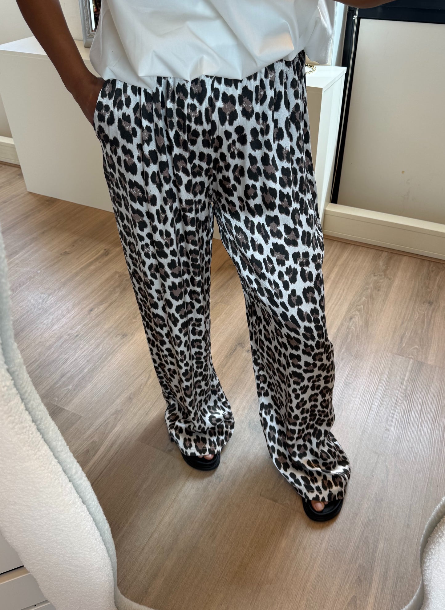Satijnen broek van viscose panterprint