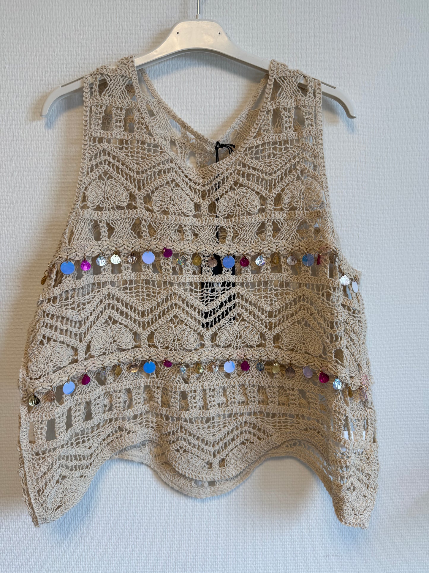Crochet top met versiering beige