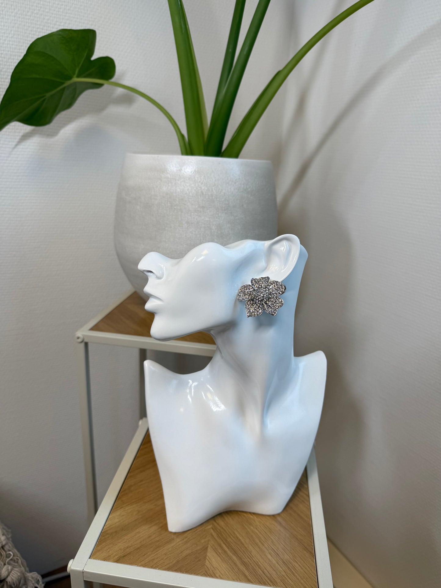 Oorbellen bloem zilver met strass steentjes
