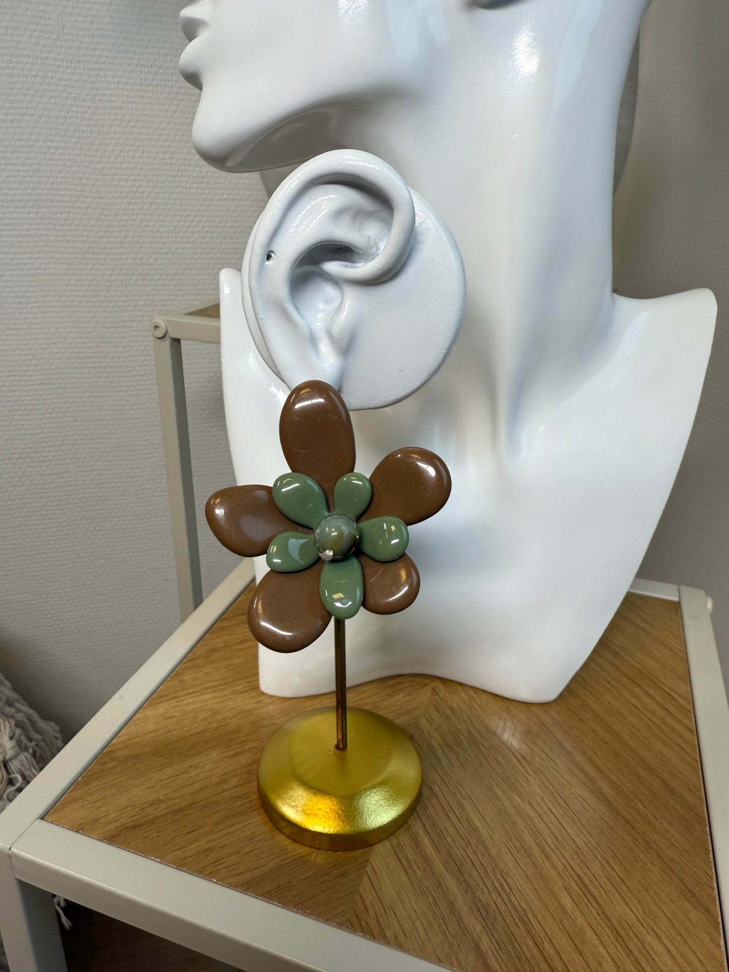 Oorbellen statement bloem choco bruin en groen