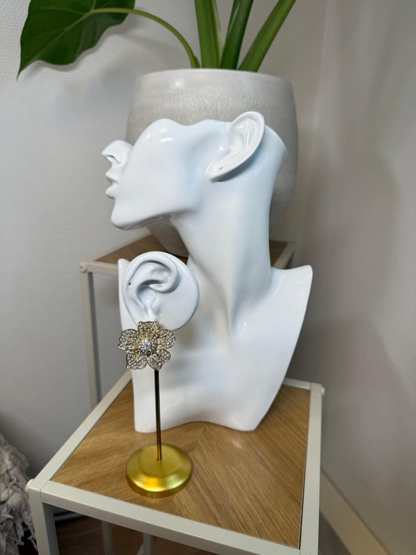 Oorbellen bloem goud met strass steentjes
