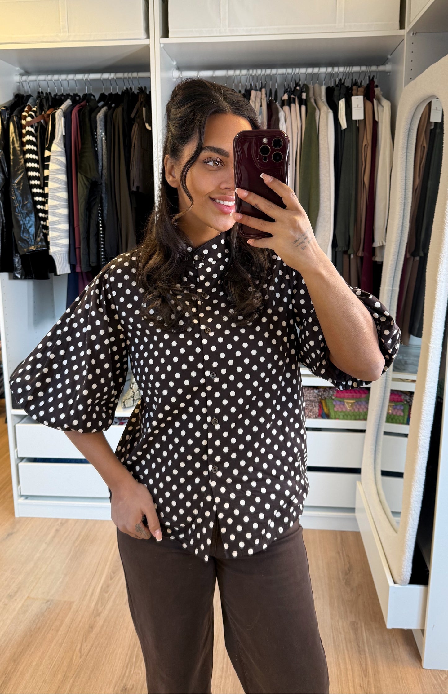 Dot blouse met pofmouwen choco bruin