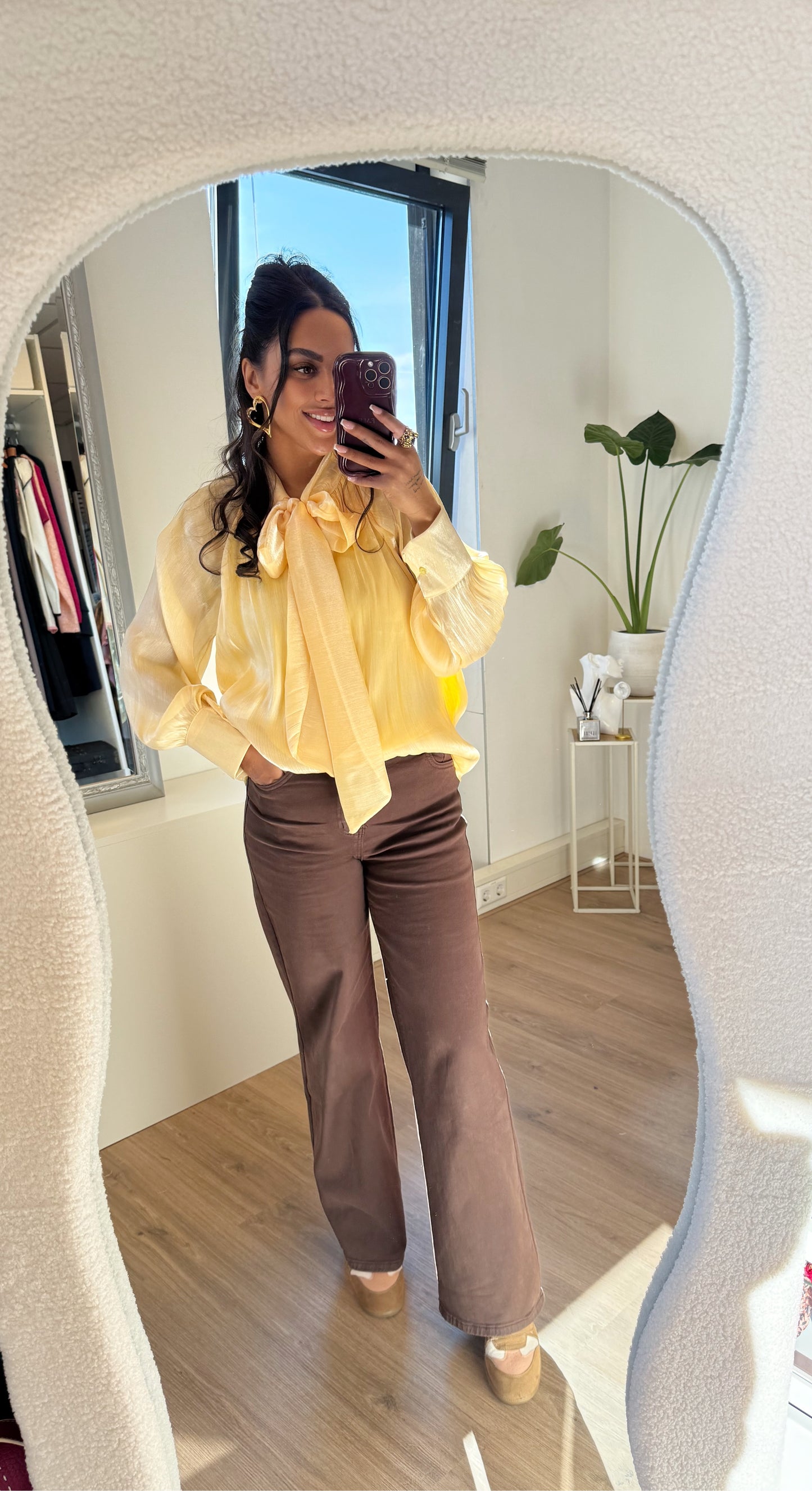 Satijnen blouse met strik botergeel