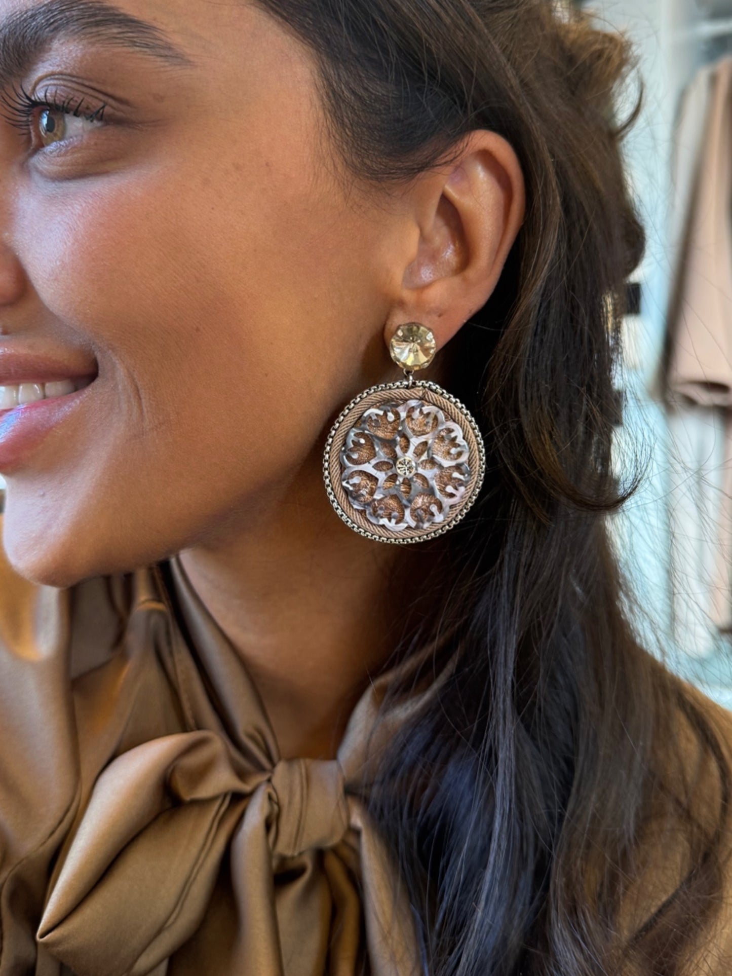 Oorbellen rond beige & zilver