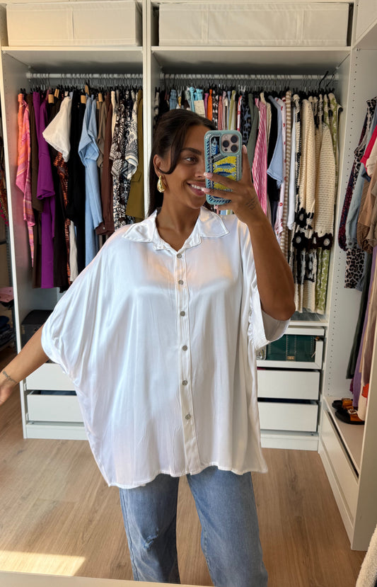 Blouse satijn met vlindermouwen en strass knopen wit