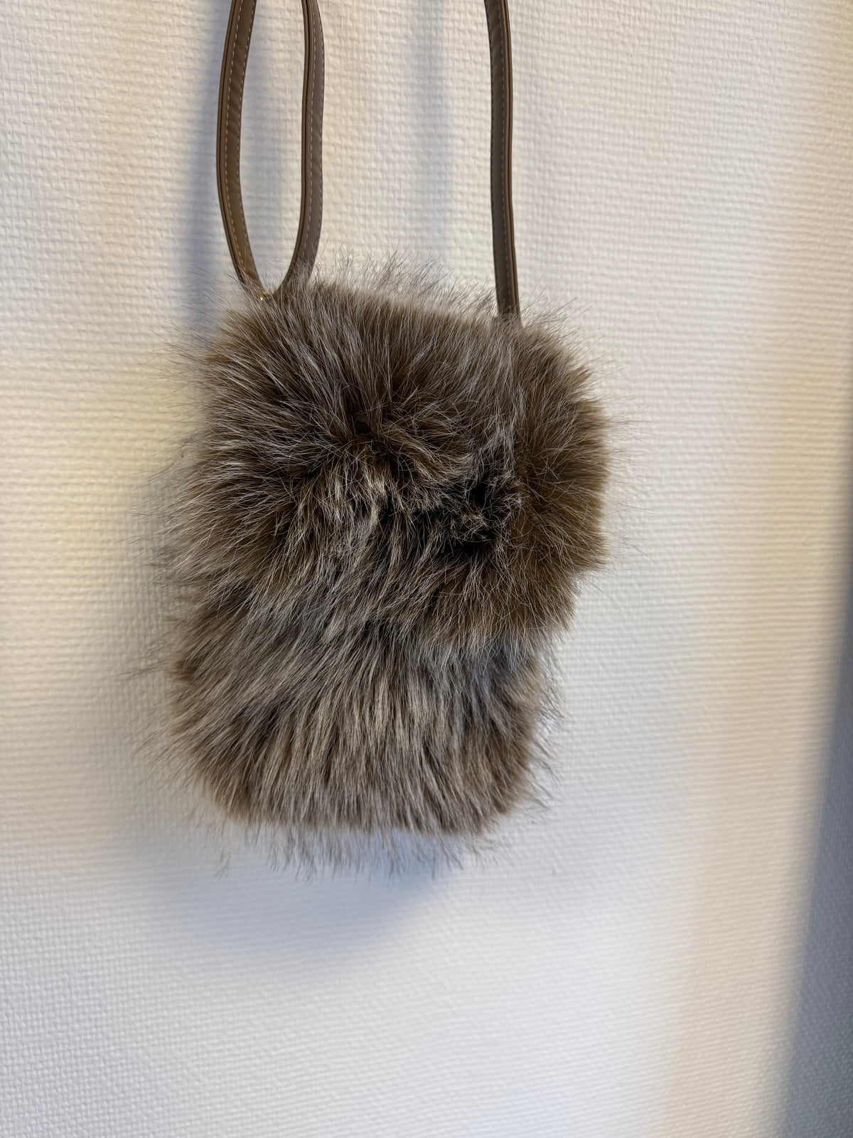 Faux fur telefoon tas bruin/wit met bruine strap
