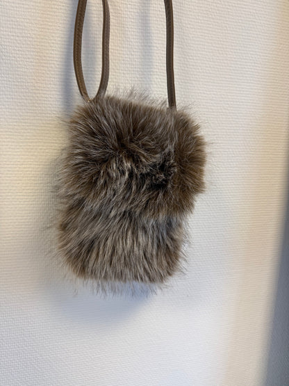 Faux fur telefoon tas bruin/wit met bruine strap