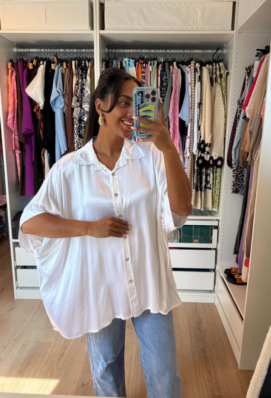 Blouse satijn met vlindermouwen en strass knopen wit