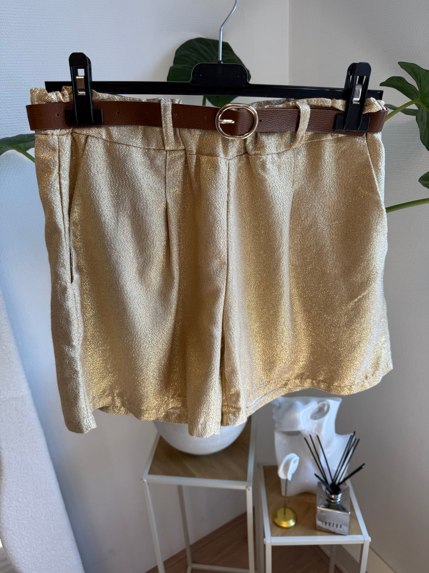 Short goud met ceintuur