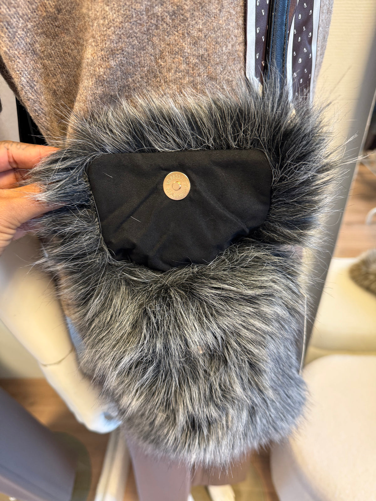 Faux fur telefoon tas zwart/wit met zwarte strap