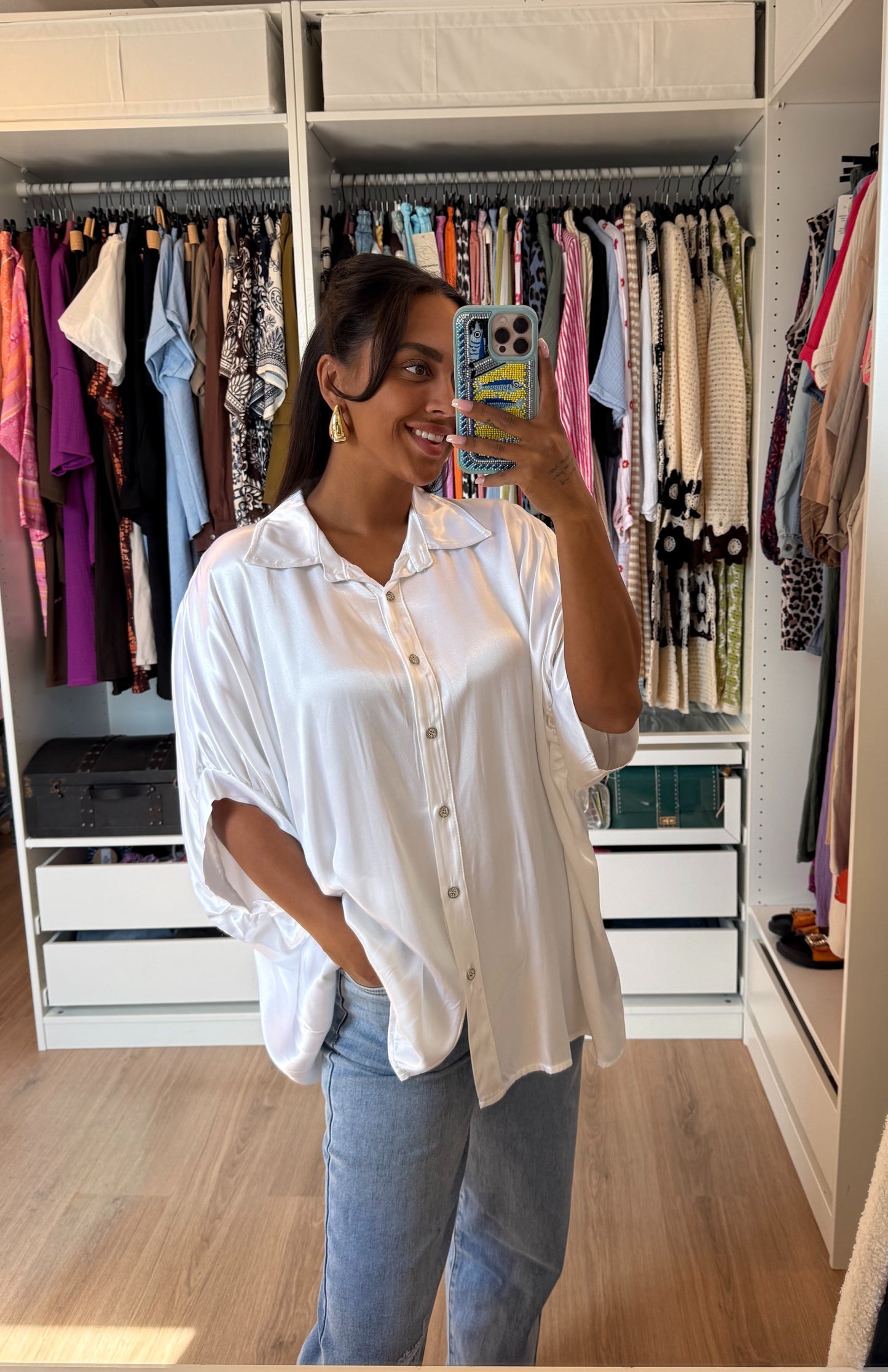 Blouse satijn met vlindermouwen en strass knopen wit