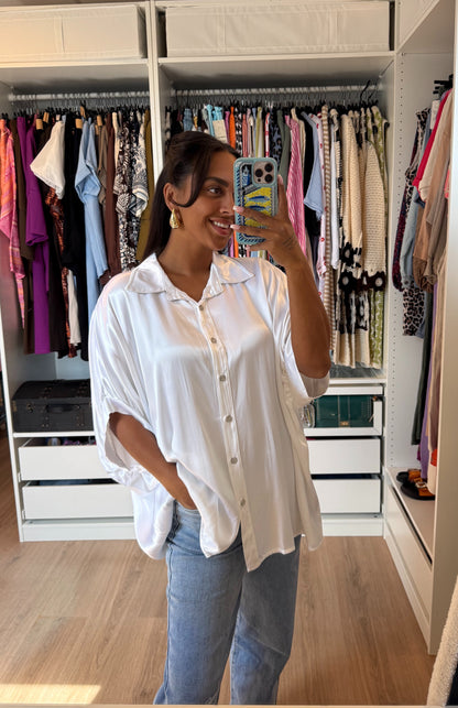 Blouse satijn met vlindermouwen en strass knopen wit