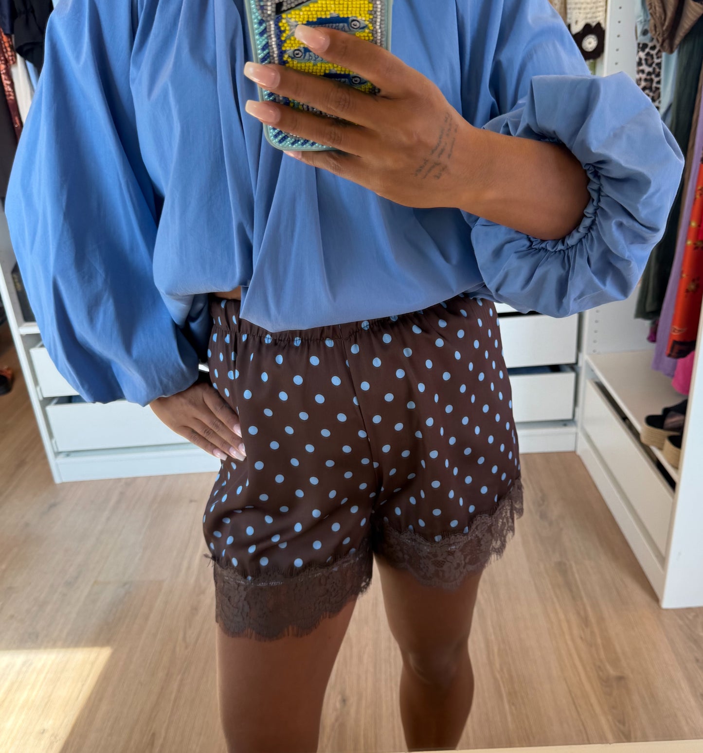 Satijnen short met polka dot print choco bruin & blauw