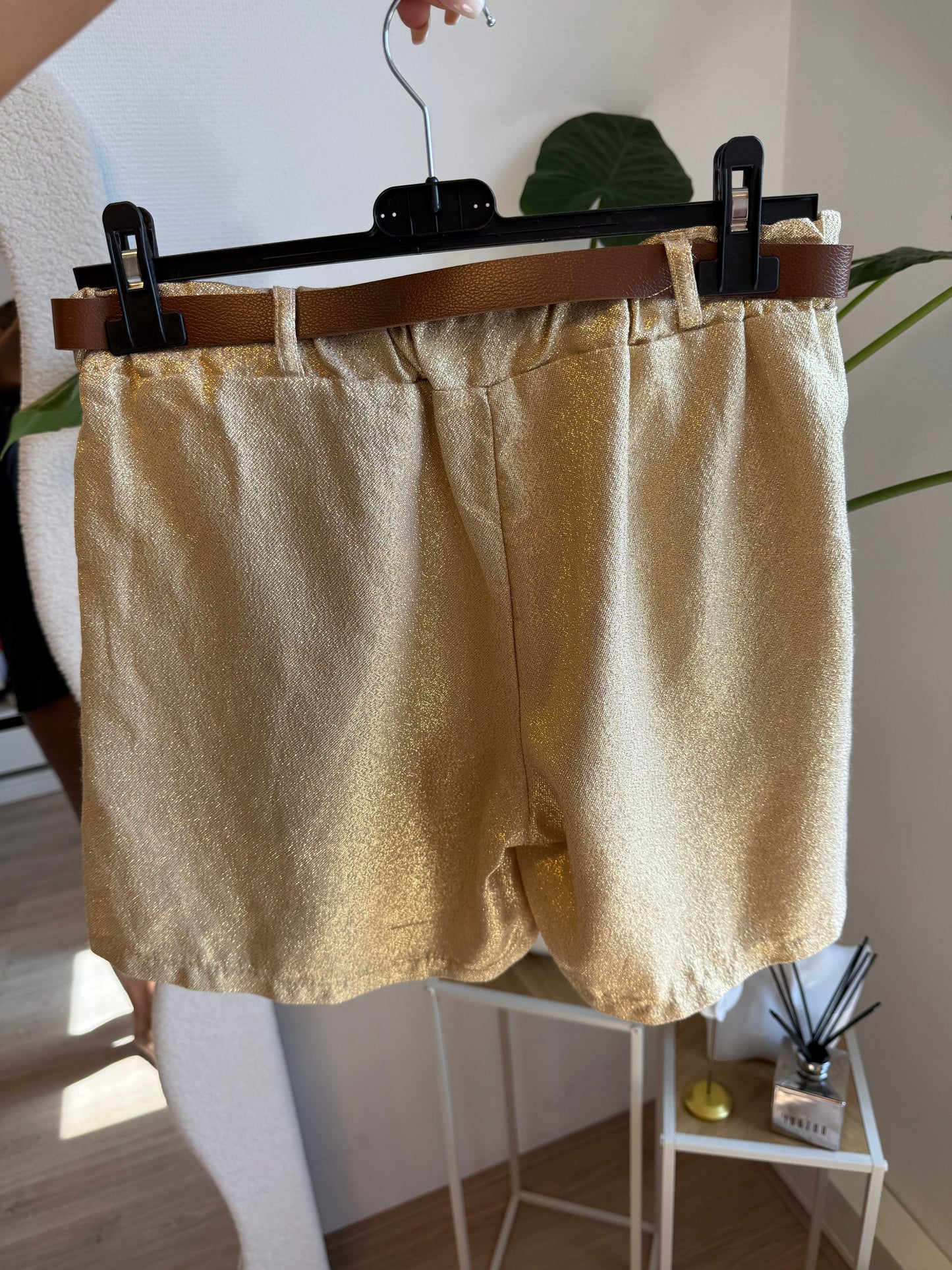 Short goud met ceintuur