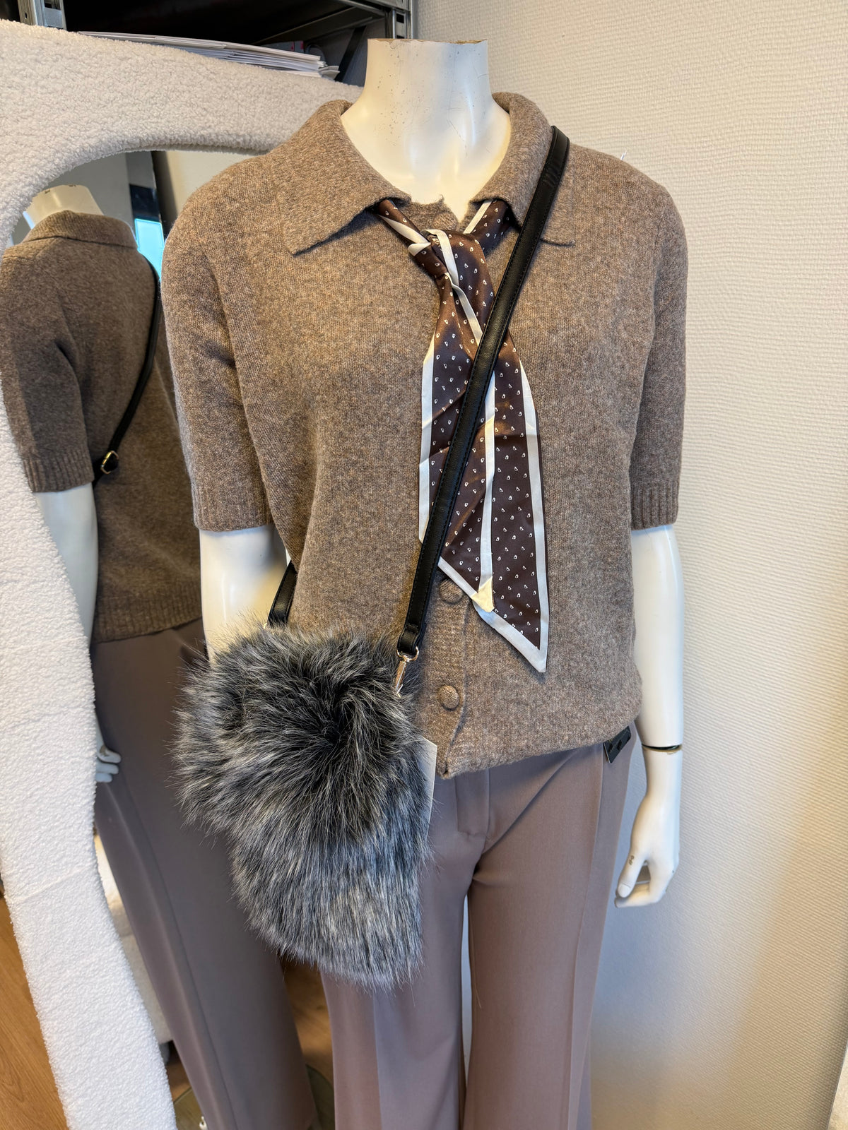 Faux fur telefoon tas zwart/wit met zwarte strap