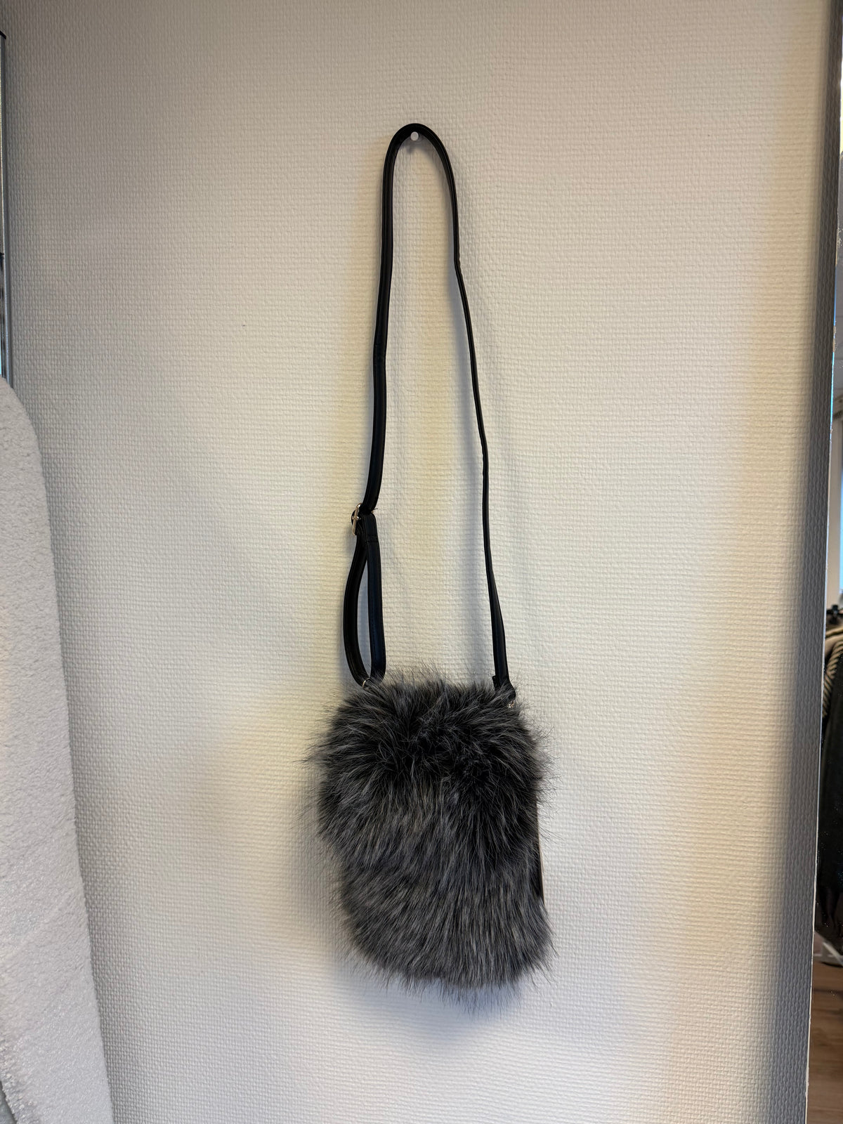 Faux fur telefoon tas zwart/wit met zwarte strap