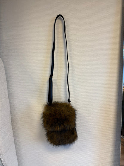 Faux fur telefoon tas bruin/zwart met zwarte strap