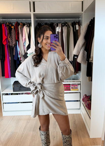 Jurk met vlindermouwen beige