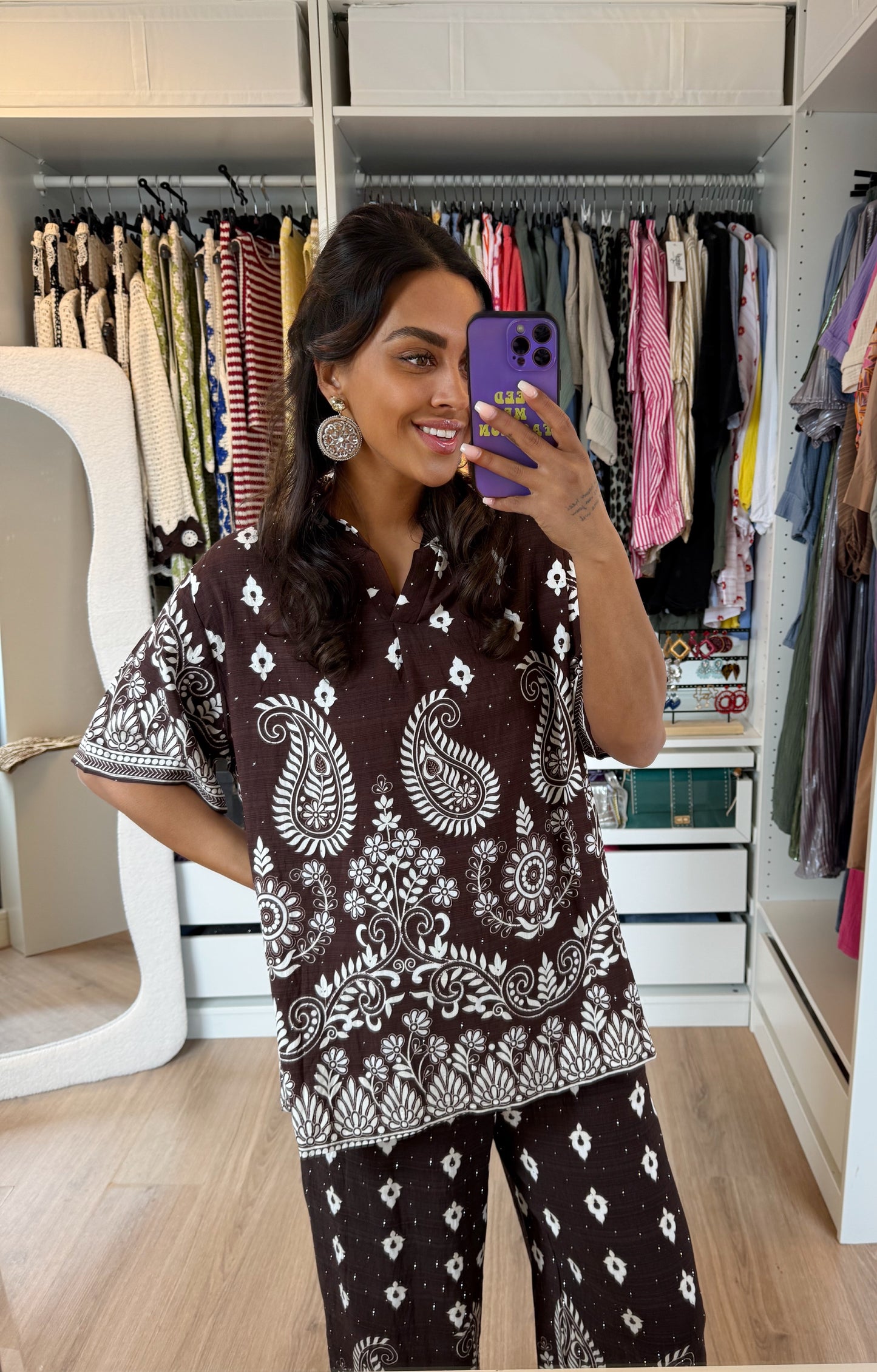Paisley tweedelig pak met strass choco bruin