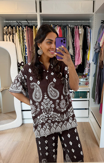 Paisley tweedelig pak met strass choco bruin
