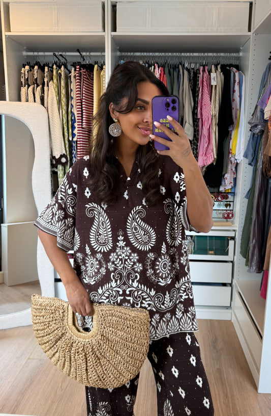 Paisley tweedelig pak met strass choco bruin