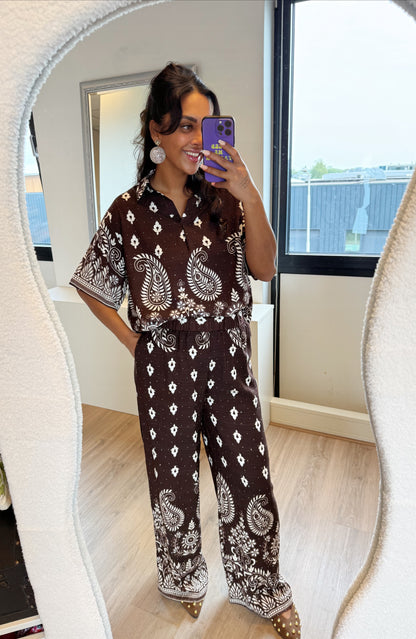 Paisley tweedelig pak met strass choco bruin
