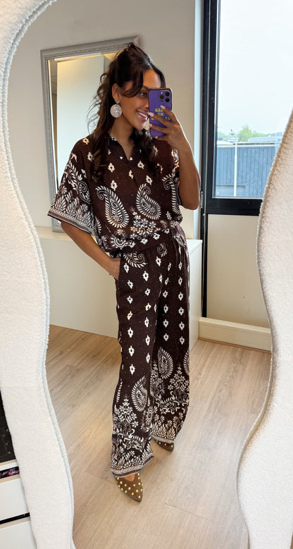 Paisley tweedelig pak met strass choco bruin