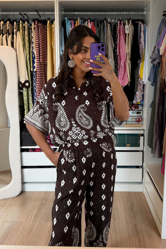 Paisley tweedelig pak met strass choco bruin