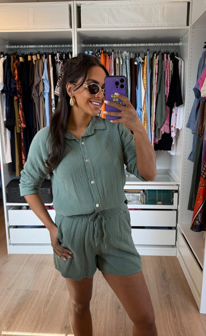 Tweedelige mousseline set blouse & short army groen