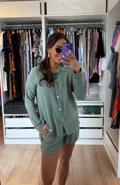 Tweedelige mousseline set blouse & short army groen