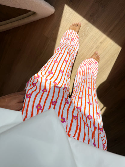 Mousseline broek met rechte pijpen bloemenprint wit