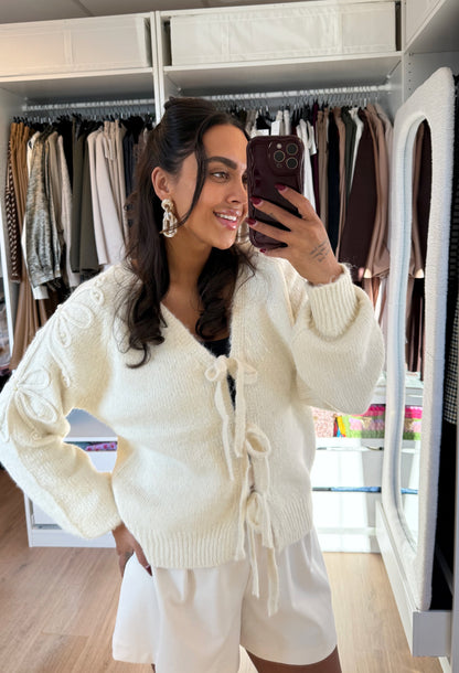 Sweater strik met bloemen & parels creme