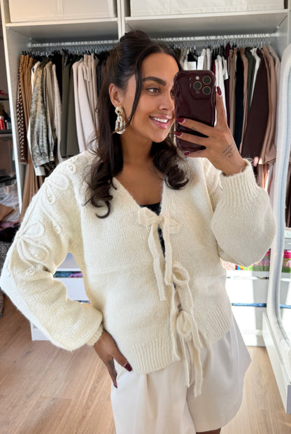 Sweater strik met bloemen & parels creme