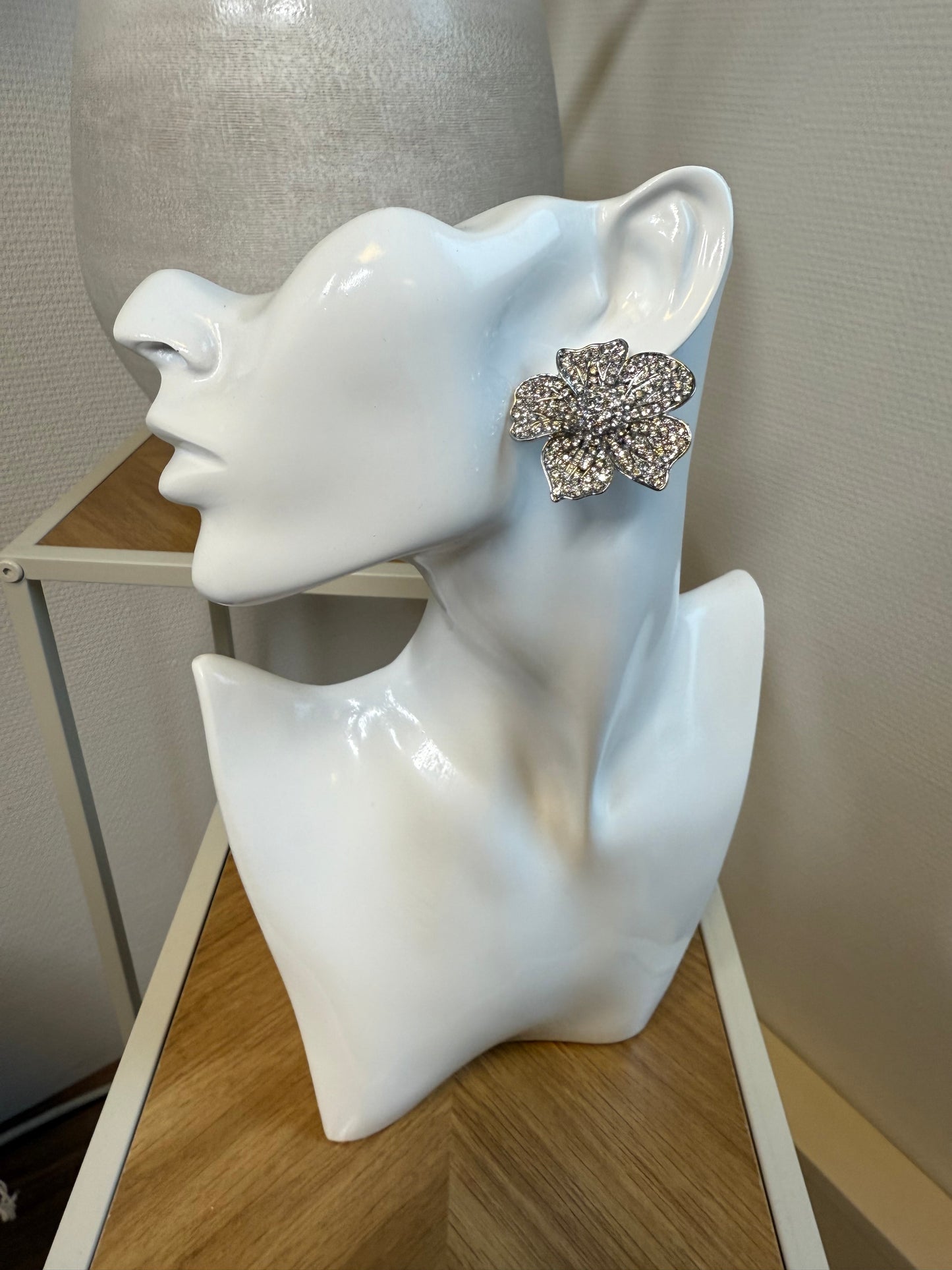 Oorbellen bloem zilver met strass steentjes
