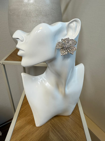 Oorbellen bloem zilver met strass steentjes