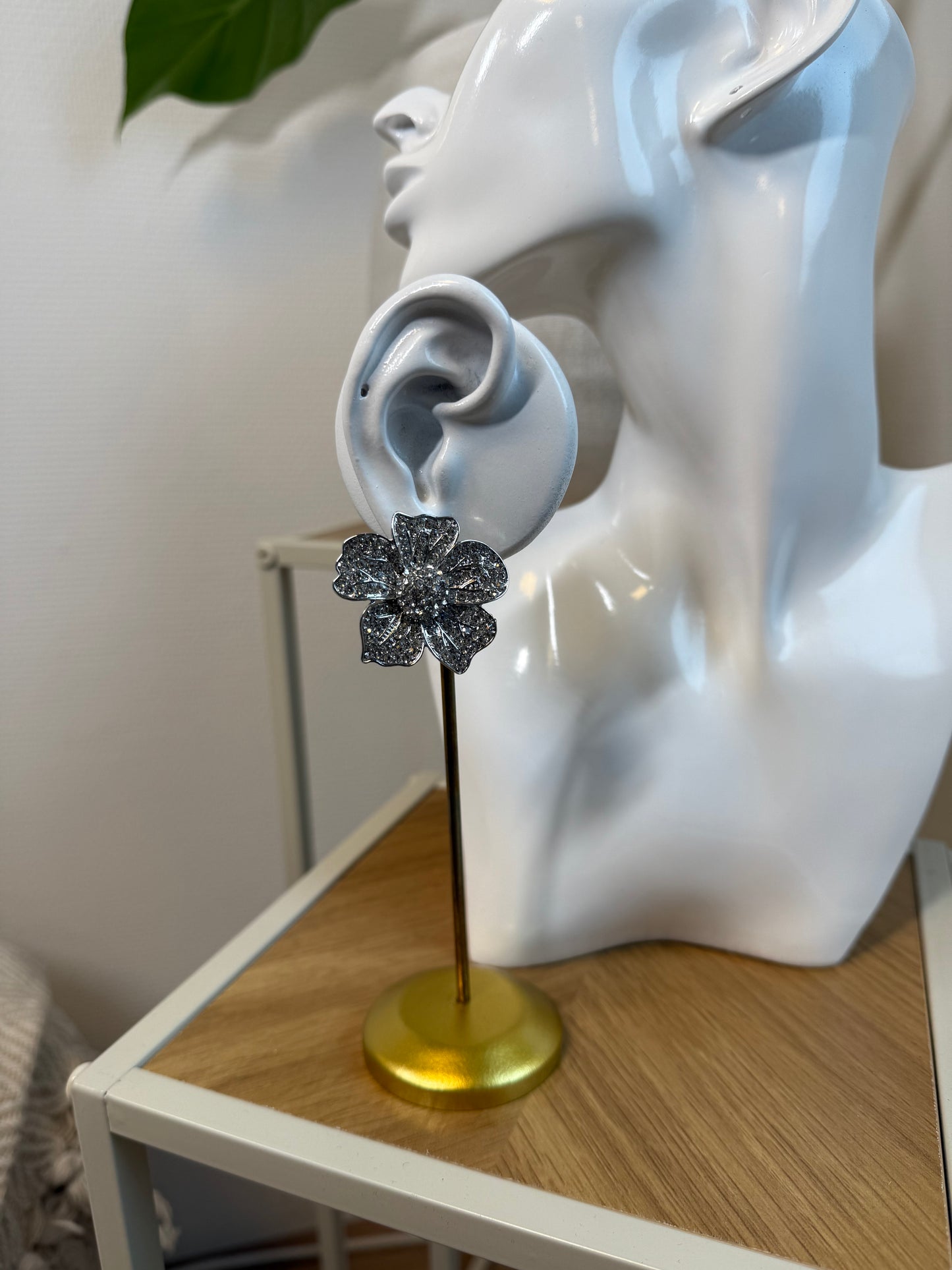 Oorbellen bloem zilver met strass steentjes